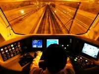 上海地鐵有了新技能:列車現場拆為兩列,開一圈后再合并,運營方稱正試點 上海地鐵有了新技能:列車現場拆為兩列,開一圈后再合并,運營方稱正試點