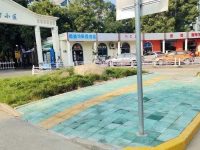 硬生生從花壇里“拆”出一條人行道，為什么大家都拍手稱贊？