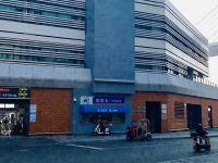 百年歷史的上海輪渡首次試點這項創新，兩月過渡期有工作人員協助