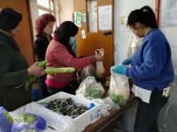 “微型菜場”竟開到了小區活動室，菜品百余種，價格還比市場便宜