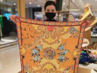 無論是久光、新世界大丸還是第一八佰伴，為何小小圍巾能撐起樓面銷售冠軍？