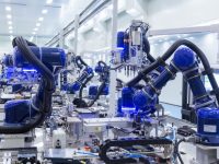 臨港這家機器人基地封閉生產，91名拿著被褥逆行者開啟供應鏈保衛戰