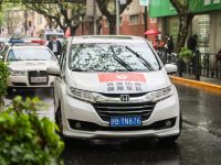 大風大雨中，這支抗疫保障車隊幫病人安心回家