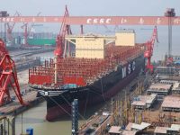 全球最大集裝箱船紀錄在上海刷新,海上“帶貨王”出塢 全球最大集裝箱船紀錄在上海刷新,海上“帶貨王”出塢