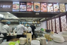 泗涇籠、廣利粽、三鮮豆皮……舌尖上的古鎮火熱開街！遛狗爺叔：有空要吃遍這里的美食