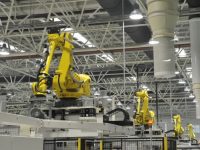 自動物流車來回穿梭，機器人自動上下物料，嘉定智能工廠未來感十足