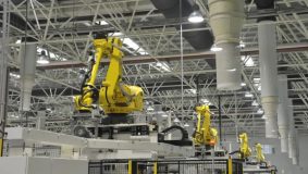 自動物流車來回穿梭，機器人自動上下物料，嘉定智能工廠未來感十足