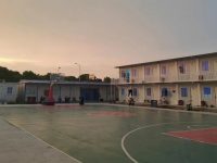 金山首個“建設者小鎮”啟用，已入住二千多人，有理發室、醫務室、籃球場等