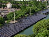 河岸綠化也能發電,上海石化新增9萬平方米光伏電站,每年減碳超1萬噸 河岸綠化也能發電,上海石化新增9萬平方米光伏電站,每年減碳超1萬噸