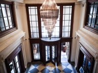 樓上是國際大牌秀場，出門能吃生煎饅頭，外灘這幢建筑帶你全方位感受上海魅力