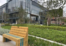 城市街區更有暖意，這個街道18處51把公共椅“上新”