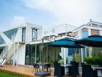 上海鄉村藏著一間集裝箱咖啡屋,門口就是大草坪,夜間還免費對村民開放場地 上海鄉村藏著一間集裝箱咖啡屋,門口就是大草坪,夜間還免費對村民開放場地